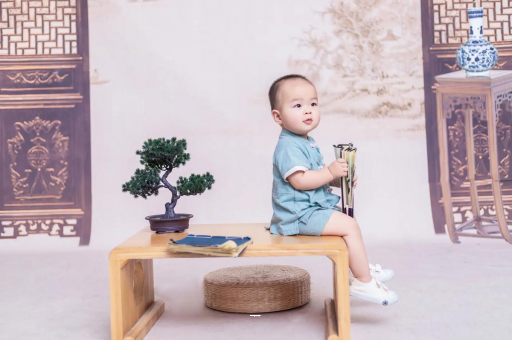 武汉宝宝边吃奶边挣扎烦躁